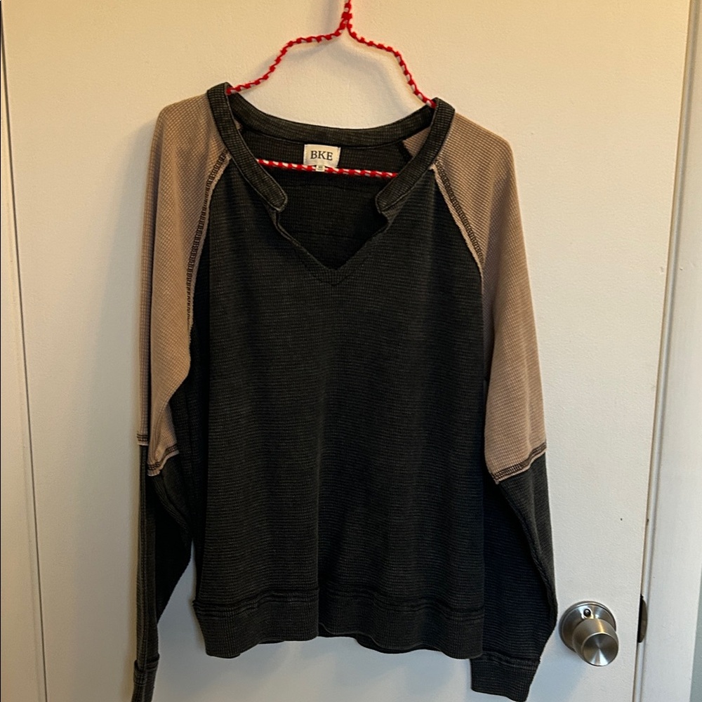 BKE Black and Tan V-Neck waffle shirt XS